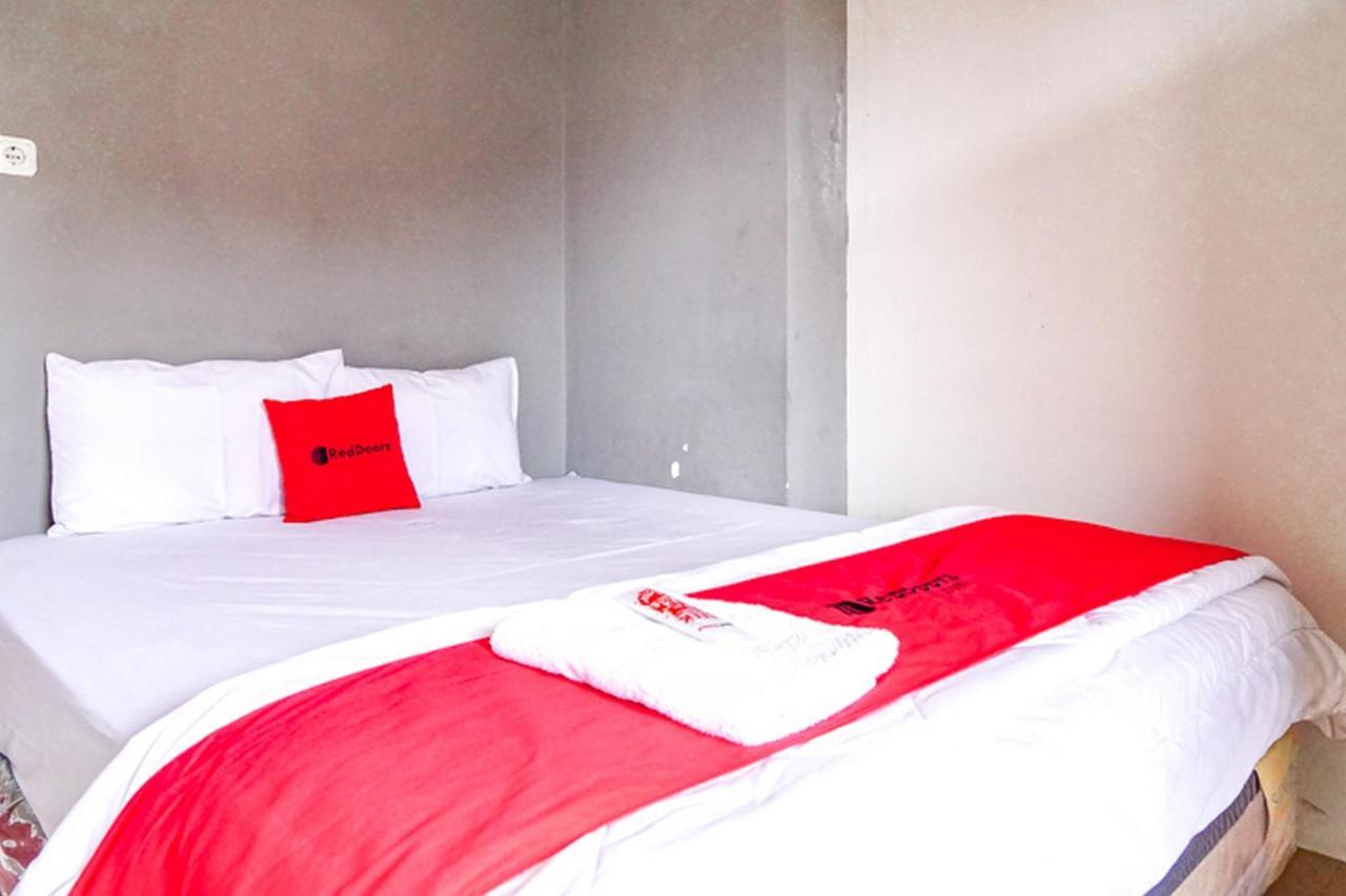 Hotel Reddoorz @ Citraland Surabaya Exterior foto